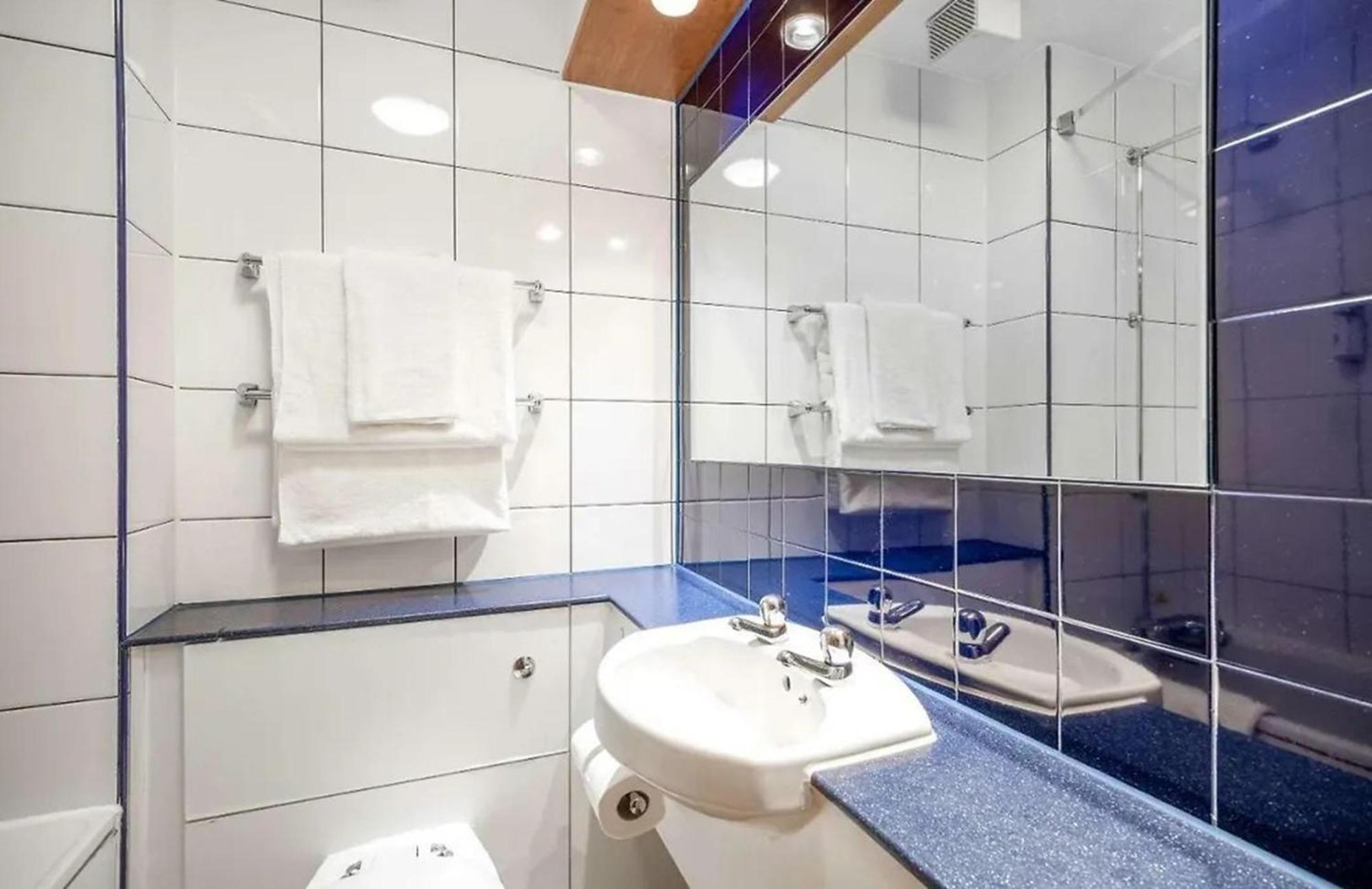 V Lodge Manchester มิดเดิลตัน ภายนอก รูปภาพ