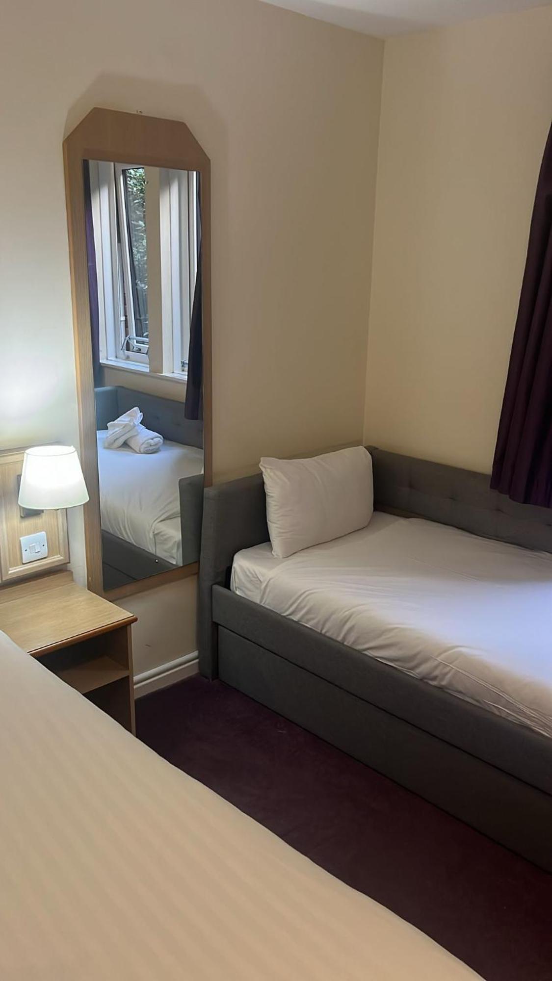 V Lodge Manchester มิดเดิลตัน ภายนอก รูปภาพ